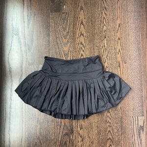 GOLDHINGE black pleated skort size SMALL